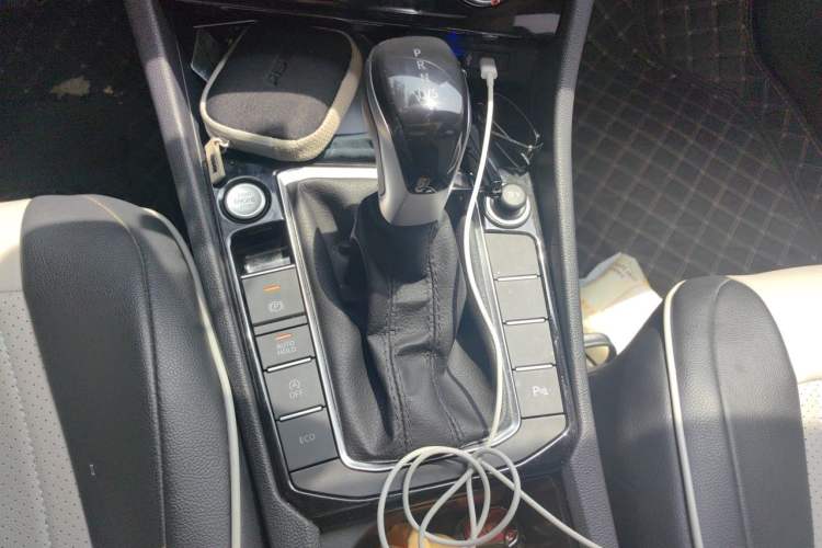 Used Volkswagen Sagitar 2023 300TSI DSG Excellence Edition Gear Lever