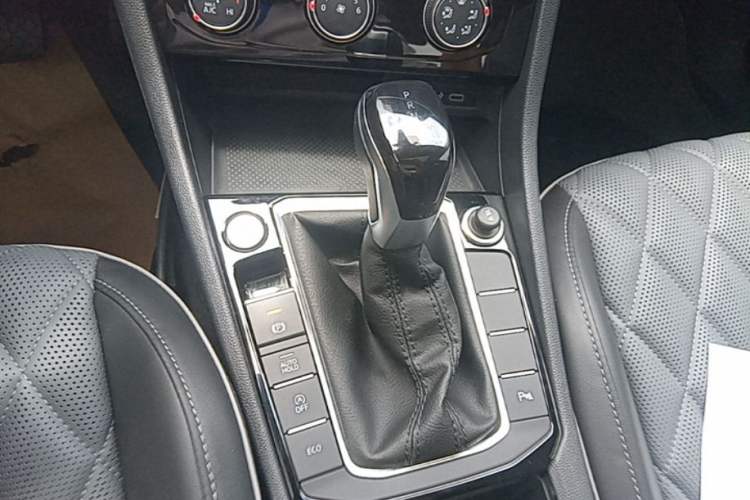 Used Volkswagen Sagitar 2023 300TSI DSG Excellence Edition Gear Lever