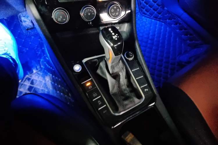 Used Volkswagen Sagitar 2023 300TSI DSG Excellence Edition Gear Lever