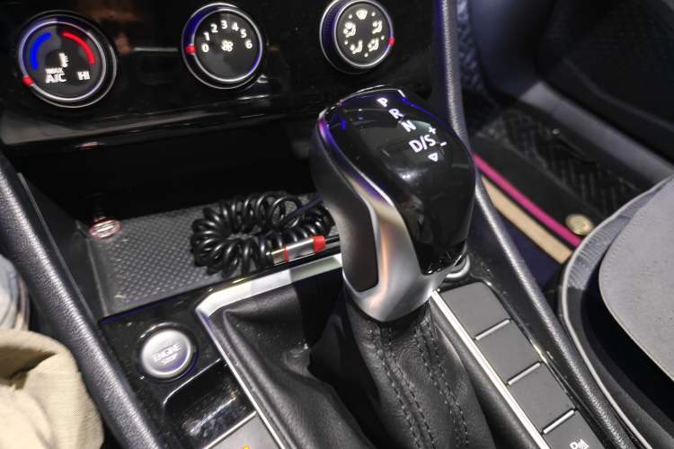 Used Volkswagen Sagitar 2023 300TSI DSG Excellence Edition Gear Lever