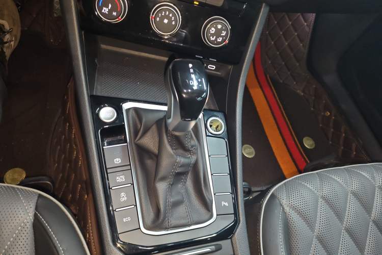 Used Volkswagen Sagitar 2023 300TSI DSG Excellence Edition Gear Lever