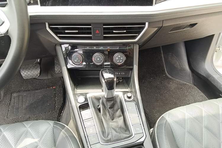 Used Volkswagen Sagitar 2023 280TSI DSG Beyond Lite Edition Gear Lever