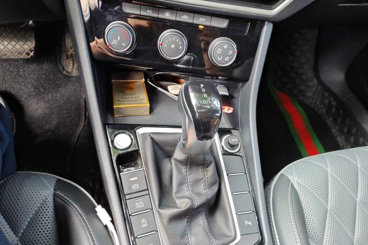 Used Volkswagen Sagitar 2023 300TSI DSG Excellence Edition Gear Lever