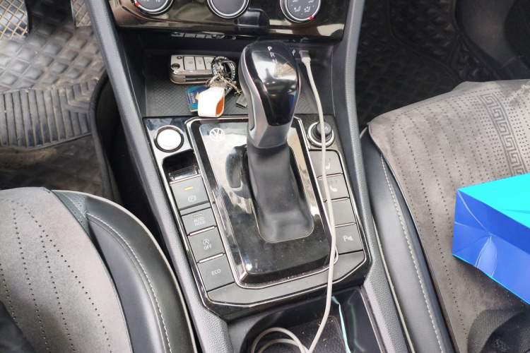 Used Volkswagen Sagitar 2023 300TSI DSG Excellence Edition Gear Lever