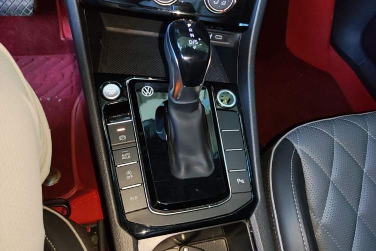 Used Volkswagen Sagitar 2023 300TSI DSG Excellence Edition Gear Lever