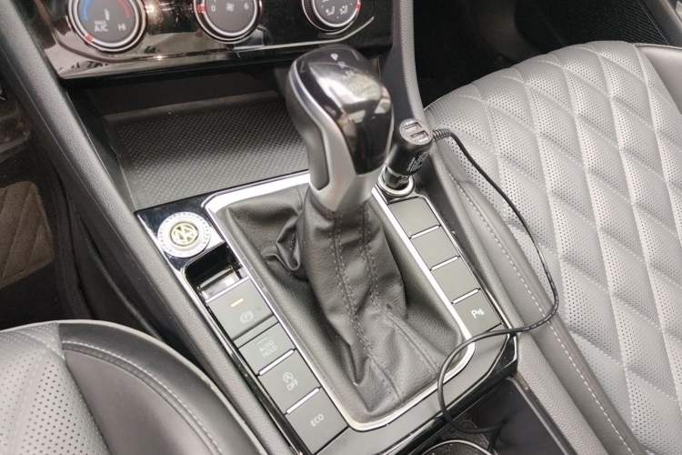 Used Volkswagen Sagitar 2023 300TSI DSG Excellence Edition Gear Lever