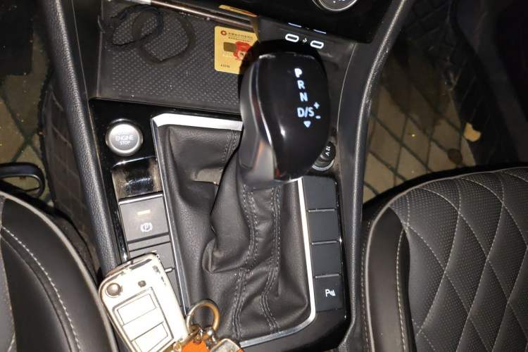 Used Volkswagen Sagitar 2023 300TSI DSG Excellence Edition Gear Lever