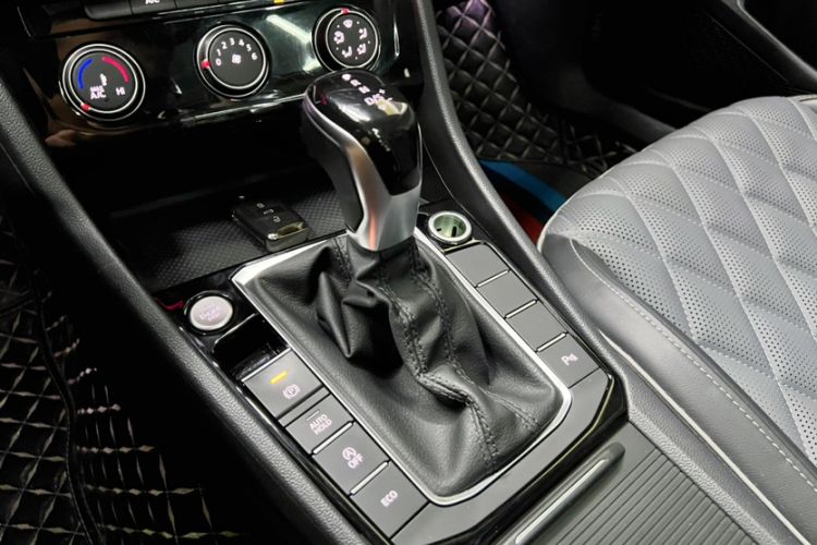 Used Volkswagen Sagitar 2023 300TSI DSG Excellence Edition Gear Lever