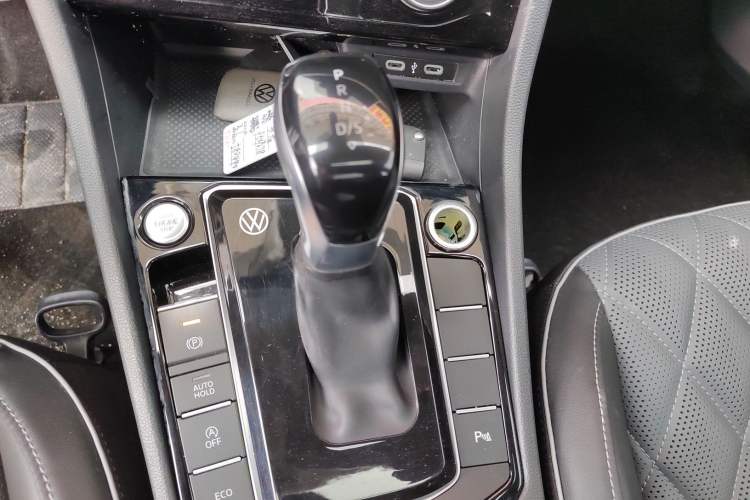Used Volkswagen Sagitar 2023 300TSI DSG Excellence Edition Gear Lever