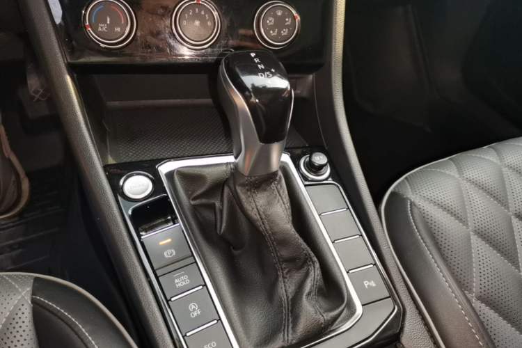 Used Volkswagen Sagitar 2023 300TSI DSG Excellence Edition Gear Lever
