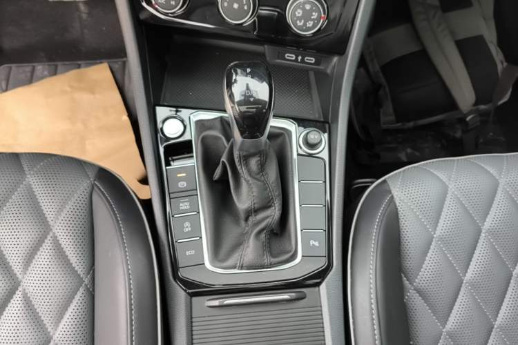 Used Volkswagen Sagitar 2023 300TSI DSG Excellence Edition Gear Lever