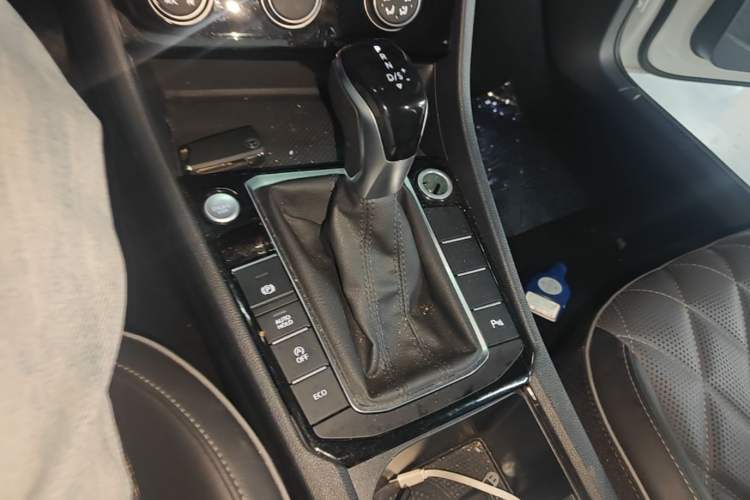 Used Volkswagen Sagitar 2023 300TSI DSG Excellence Edition Gear Lever