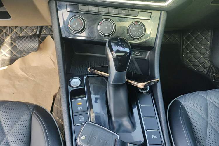 Used Volkswagen Sagitar 2023 300TSI DSG Excellence Edition Gear Lever