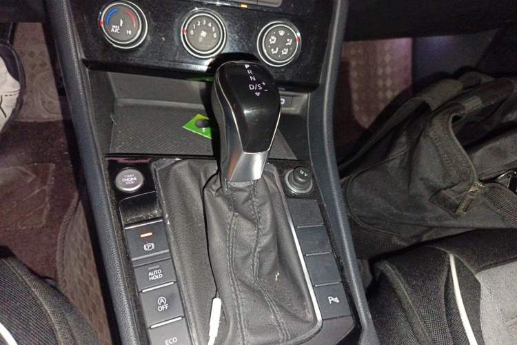 Used Volkswagen Sagitar 2023 300TSI DSG Excellence Edition Gear Lever