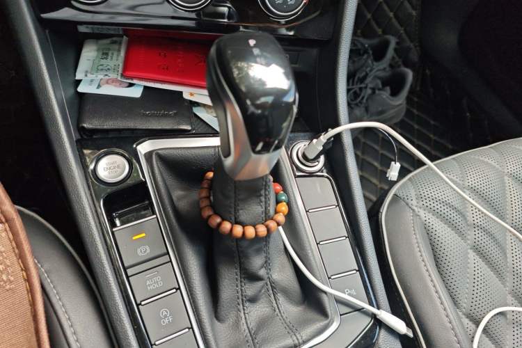 Used Volkswagen Sagitar 2023 300TSI DSG Excellence Edition Gear Lever