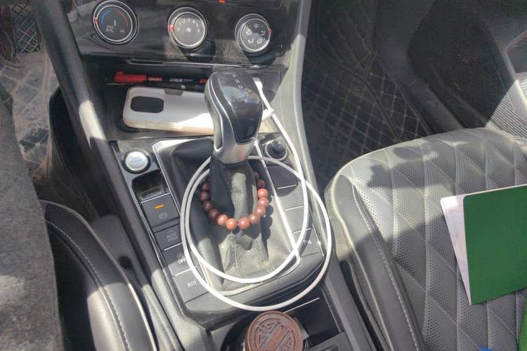 Used Volkswagen Sagitar 2023 300TSI DSG Excellence Edition Gear Lever