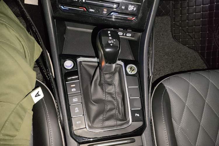 Used Volkswagen Sagitar 2023 280TSI DSG Excellence Edition Gear Lever