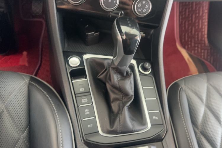 Used Volkswagen Sagitar 2023 300TSI DSG Excellence Edition Gear Lever