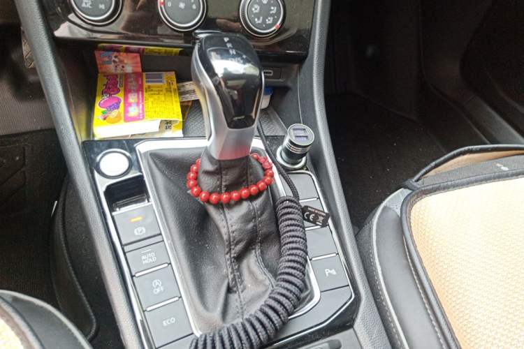 Used Volkswagen Sagitar 2023 300TSI DSG Excellence Edition Gear Lever