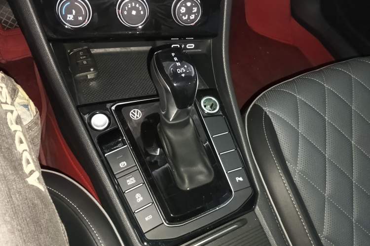 Used Volkswagen Sagitar 2023 300TSI DSG Excellence Edition Gear Lever