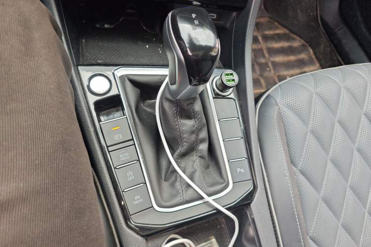 Used Volkswagen Sagitar 2023 300TSI DSG Excellence Edition Gear Lever