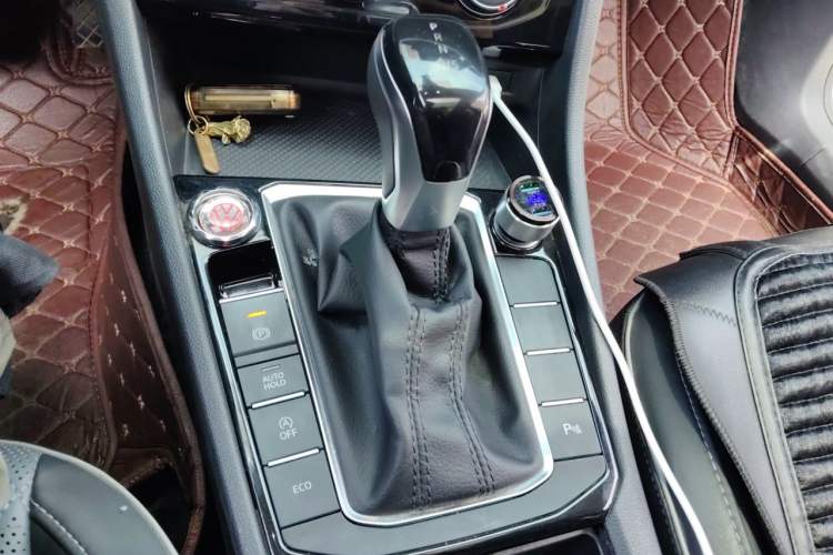 Used Volkswagen Sagitar 2023 300TSI DSG Excellence Edition Gear Lever