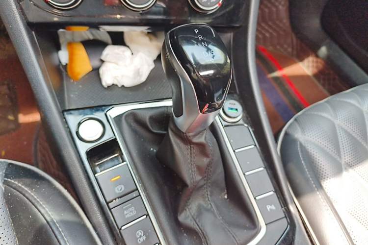 Used Volkswagen Sagitar 2023 300TSI DSG Excellence Edition Gear Lever
