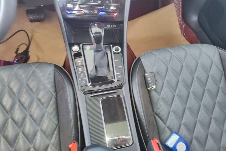 Used Volkswagen Sagitar 2023 300TSI DSG Excellence Edition Gear Lever