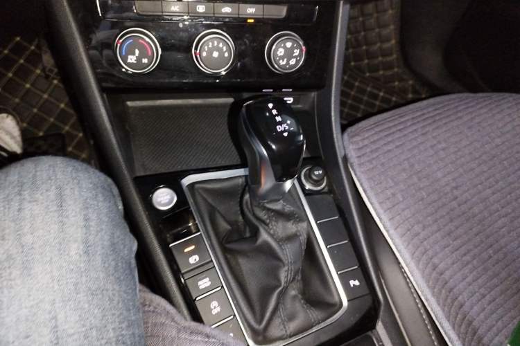 Used Volkswagen Sagitar 2023 280TSI DSG Beyond Lite Edition Gear Lever