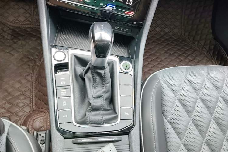 Used Volkswagen Sagitar 2023 280TSI DSG Excellence Edition Gear Lever
