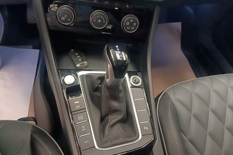 Used Volkswagen Sagitar 2023 300TSI DSG Excellence Edition Gear Lever