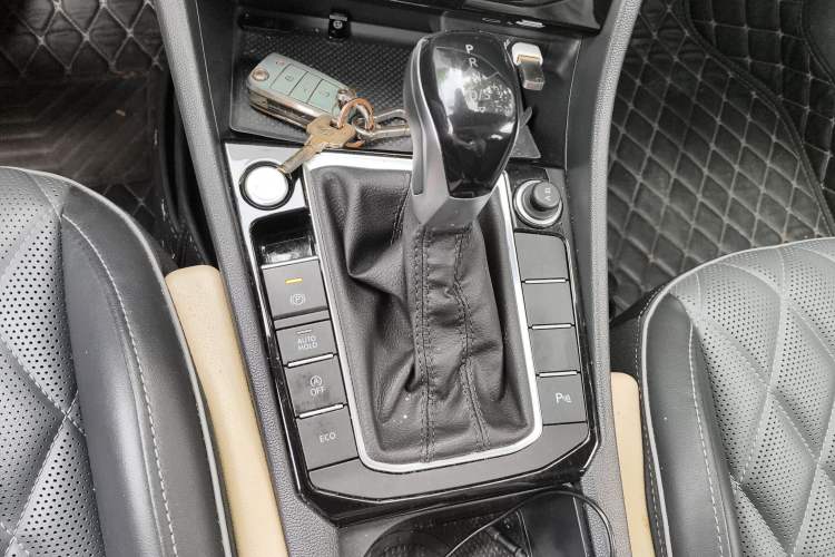 Used Volkswagen Sagitar 2023 300TSI DSG Flyover Edition Gear Lever