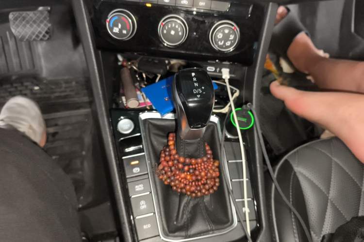 Used Volkswagen Sagitar 2023 300TSI DSG Excellence Edition Gear Lever
