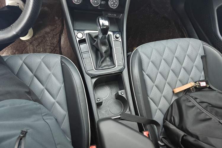 Used Volkswagen Sagitar 2023 300TSI DSG Excellence Edition Gear Lever