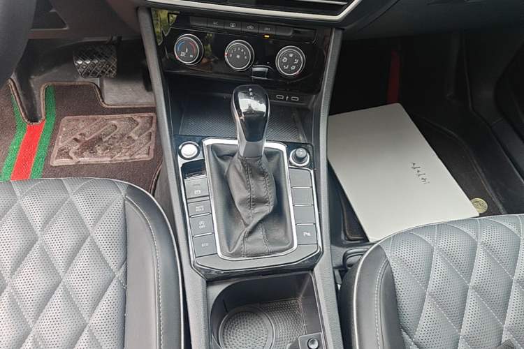 Used Volkswagen Sagitar 2023 300TSI DSG Excellence Edition Gear Lever