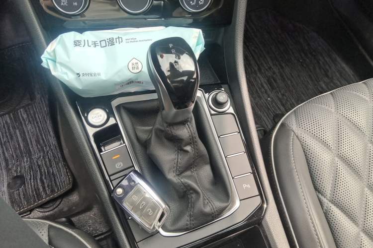Used Volkswagen Sagitar 2023 300TSI DSG Excellence Edition Gear Lever