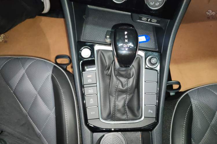 Used Volkswagen Sagitar 2023 300TSI DSG Excellence Edition Gear Lever