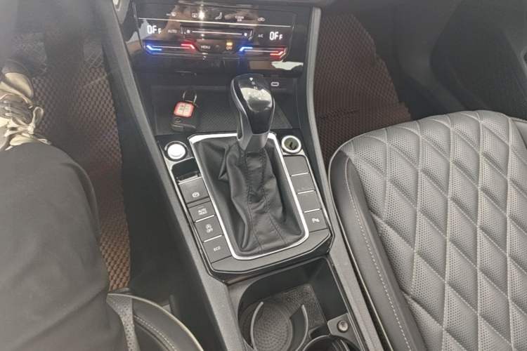 Used Volkswagen Sagitar 2023 200TSI DSG Excellence Edition Gear Lever