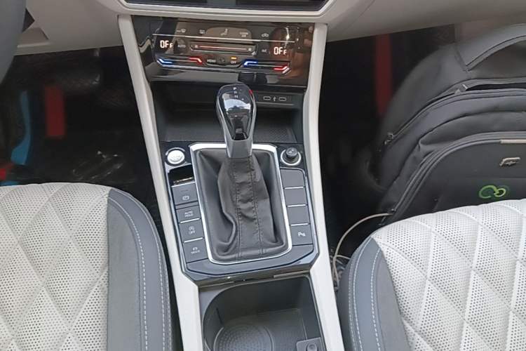 Used Volkswagen Sagitar 2023 300TSI DSG Excellence Edition Gear Lever