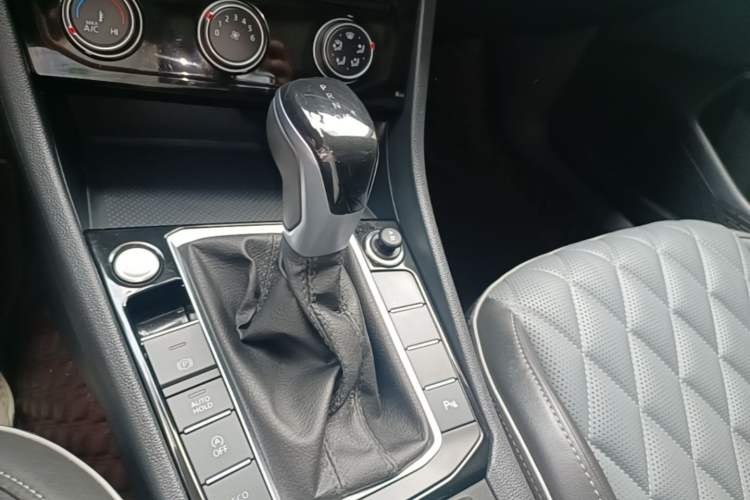 Used Volkswagen Sagitar 2023 300TSI DSG Excellence Edition Gear Lever