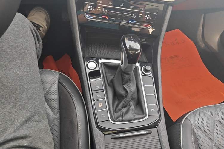 Used Volkswagen Sagitar 2023 300TSI DSG Excellence Edition Gear Lever