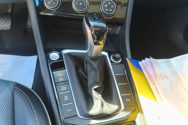 Used Volkswagen Sagitar 2023 300TSI DSG Excellence Edition Gear Lever