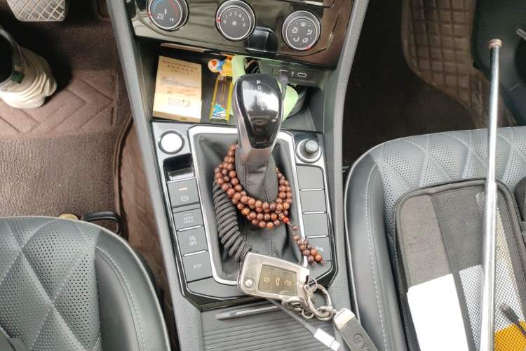 Used Volkswagen Sagitar 2023 300TSI DSG Excellence Edition Gear Lever