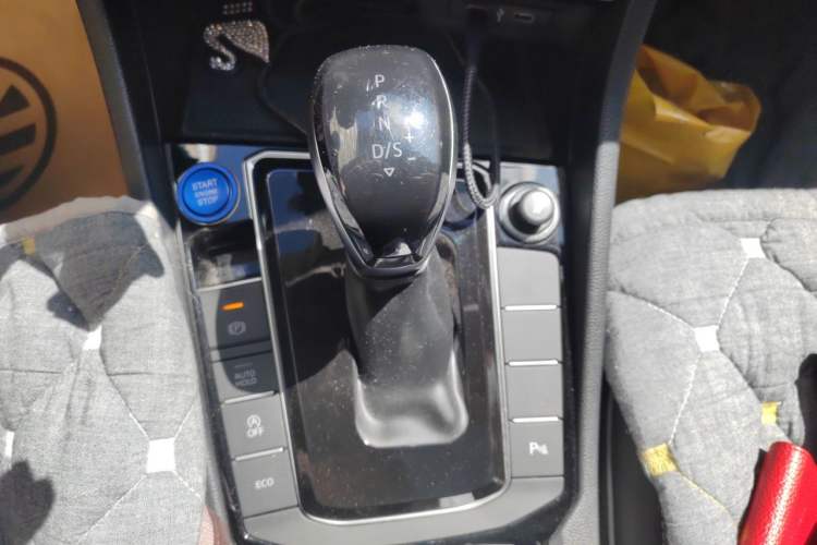 Used Volkswagen Sagitar 2023 300TSI DSG Excellence Edition Gear Lever