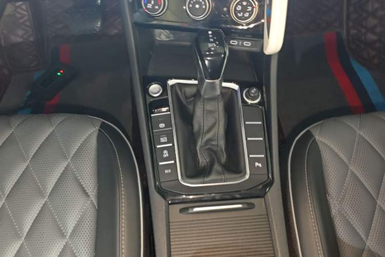 Used Volkswagen Sagitar 2023 300TSI DSG Excellence Edition Gear Lever