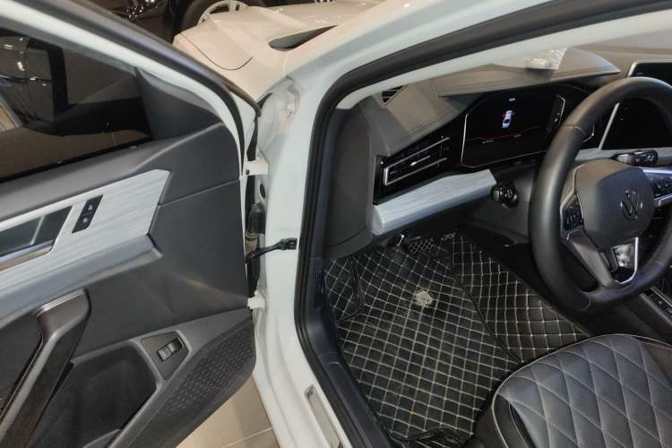 Used Volkswagen Sagitar 2023 300TSI DSG Excellence Edition Interior 3