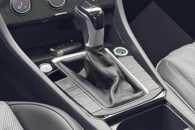 Used Volkswagen Sagitar 2023 300TSI DSG Excellence Edition Interior 5