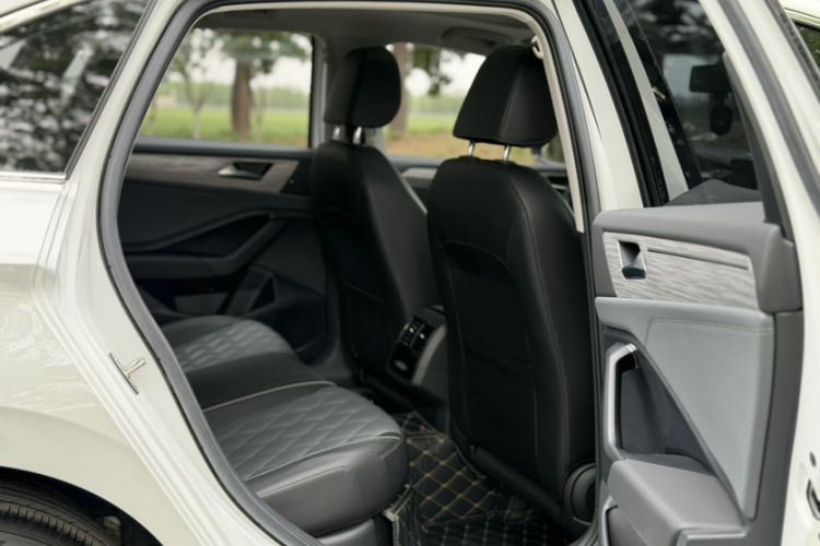 Used Volkswagen Sagitar 2023 300TSI DSG Excellence Edition Interior 8