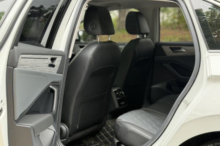 Used Volkswagen Sagitar 2023 300TSI DSG Excellence Edition Interior 9