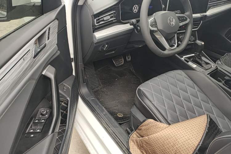 Used Volkswagen Sagitar 2023 300TSI DSG Excellence Edition Left Front Seat